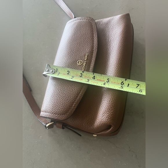 Michael Kors purse like brand new. Used once - Picture 4 of 13